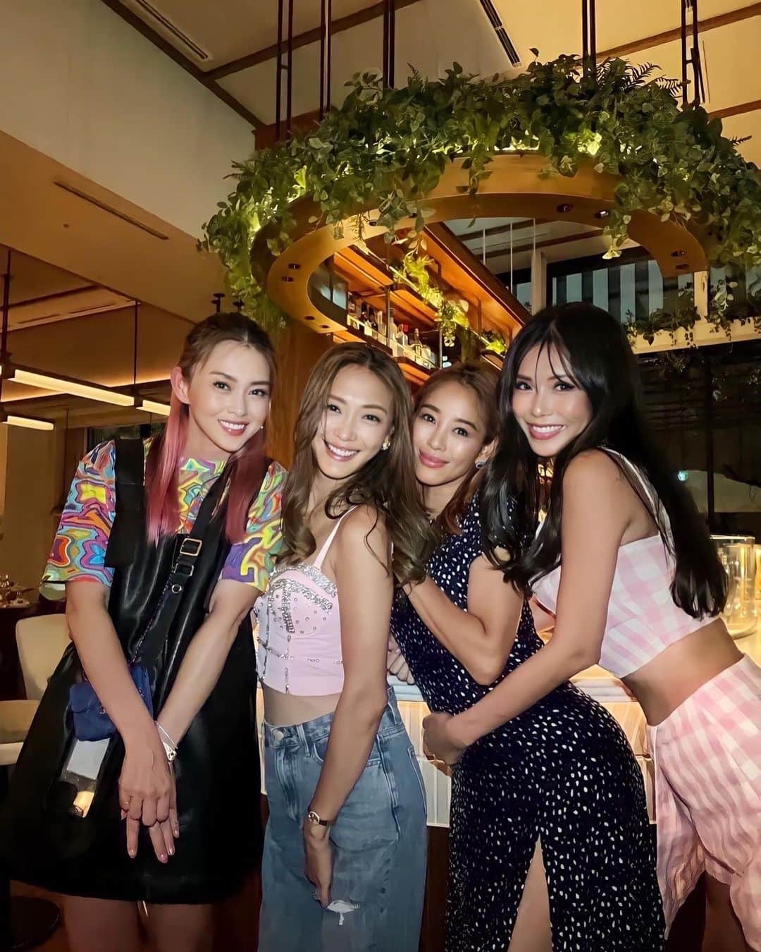 大桑マイミのインスタグラム：「会えて本当に嬉しかった今年の夏。 4人での女子会はなんと５年ぶりだった。びっくり‼️そんなたつんだね。 久しぶりにしっかりメイクしてオシャレ😎💄してその準備中もワクワクして楽しかった☺️ @scarpettatokyo に行ってきました。　雰囲気も素敵で店内を見渡せる席で優雅な気持ち。　ワインのペアリングでいただいたお料理はどれも美味しく。話つきぬ。 あっという間の時間でした。😌🌈🩵 おかえりあけちゃん そしていってらっしゃい。　 物凄くさみしいよ。🫶 素敵な夜を　ありがとうね。」