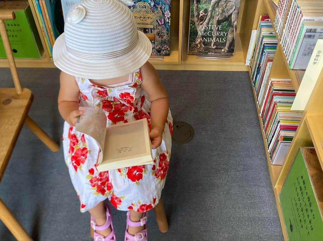 yuiさんのインスタグラム写真 - (yuiInstagram)「. おでこのシワも シミみ気になる2023夏☀️。 少しずつ娘とのランチも楽になりました。(かなり少しだけ) . 神戸に来ると必ず立ち寄る、familiarと安藤忠雄さんデザインの図書館📕familiar本店は本当に子供に優しくて助かります🙏 ２枚目。ベビーベットで寝たいと言う娘にベビーベッドをお借りしました🥶) . 図書館は、涼しいし、無料だし、なんなら貸し出しもあるし週2.3回は通ってます。そんな時代がきてます🫢😱 . プール以外の水遊びが苦手なタイプな私には 図書館が一番有り難い場所⭕️ #ゆいのママライフ」8月22日 23時02分 - yuiram
