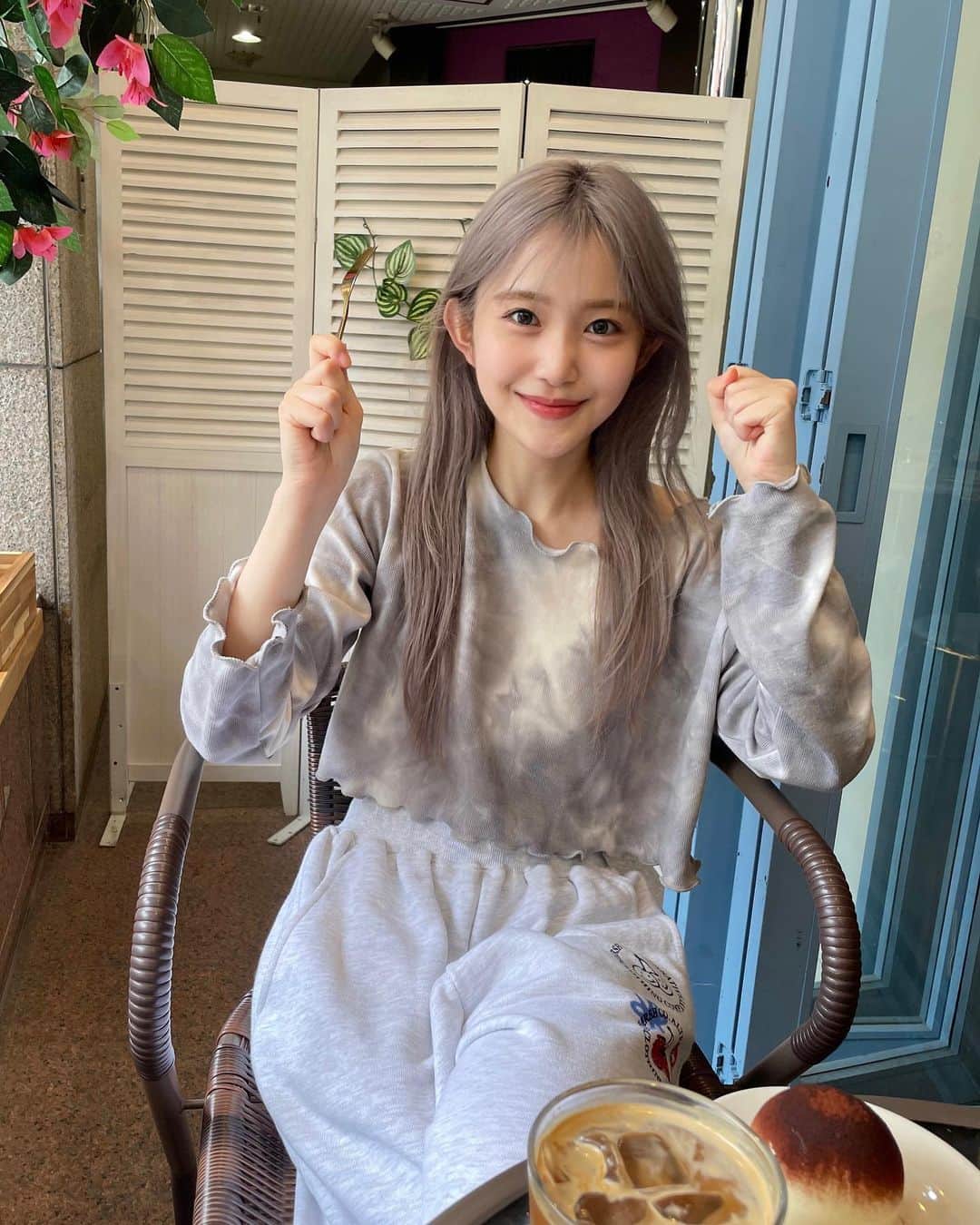 のインスタグラム：「ダンスの練習してからお母さんとカフェへ〜〜😽　#カフェ巡り #ootd」