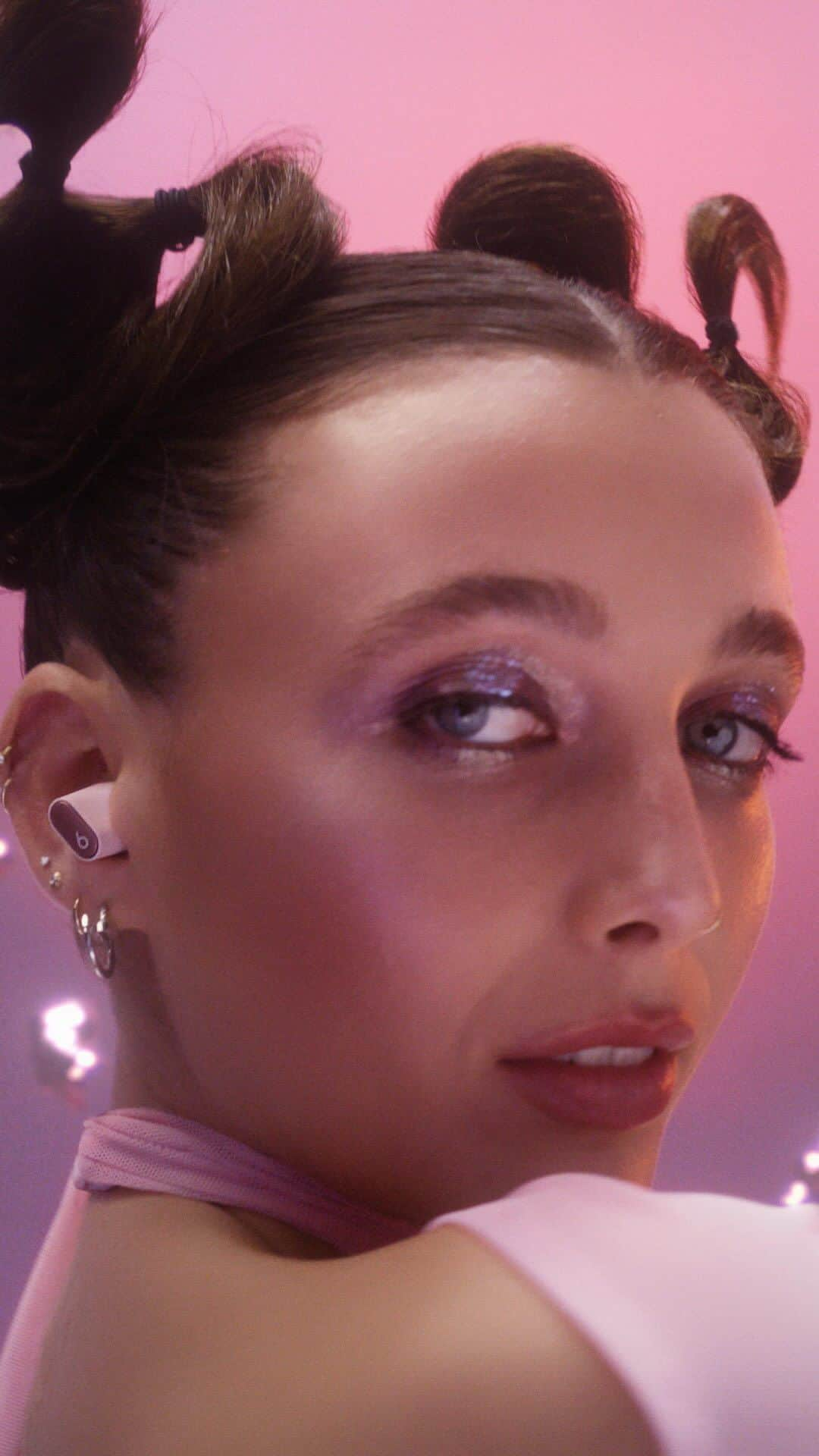 ビーツ・エレクトロニクスのインスタグラム：「@emmachamberlain embraces the beauty of immersive sound with Beats Studio Buds + ✩🎧✮ Coming 9/6 in two new, cosmos-inspired colors.」