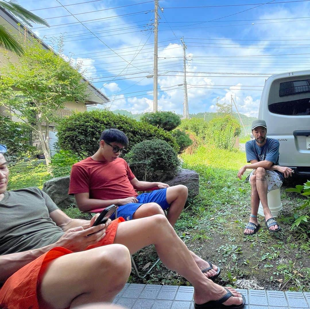 平山ユージさんのインスタグラム写真 - (平山ユージInstagram)「Weekend Reform Workout ☀️🔨🎨⛰️💪🏼 Under blue sky joyful mood🌴🌼☀️🔫  Big thanks to reform support team 🙏  週末のリフォームワークアウト☀️🔨🎨⛰️💪🏼 青空の下、楽しい気分🌴🌼☀️🔫  リフォーム協力隊に感謝🙏  #kenthechief  @yasue_d  @mansakuwatanabe  @its_yuta1997   #ogano #幸せの黄色いお家 #小鹿野町」8月22日 23時00分 - yuji_hirayama_stonerider