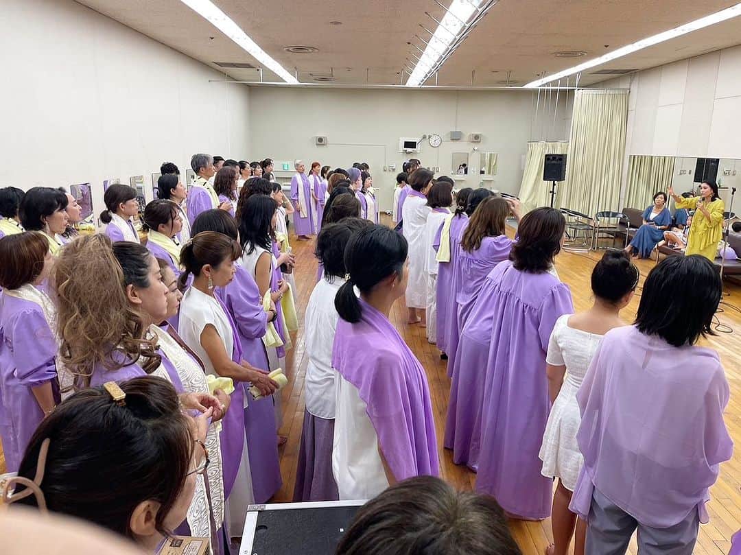 TiAさんのインスタグラム写真 - (TiAInstagram)「ステージの裏側🤭 リハーサルや声出しやミーティングの時のTiA's Choir.✨✨✨💜  祭りでした。  「暑かった」ね！🤣  「熱かった」  #横濱ゴスペル祭 #ゴスペル　#gospel」8月22日 23時00分 - tia_singer