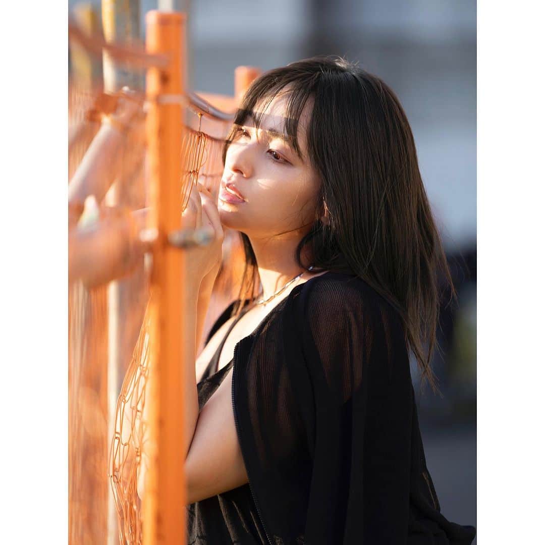 水崎綾女のインスタグラム：「🍊🧡 オレンジが映えているショット。 好きな果物は🍑🍐🍇と柿。笑  portrait Photo Photo by @ryo.i.0923  dress @onit_tokyo   #photo #photography  #camera #photooftheday  #portrait #📷 #dress #onit #オフショット」
