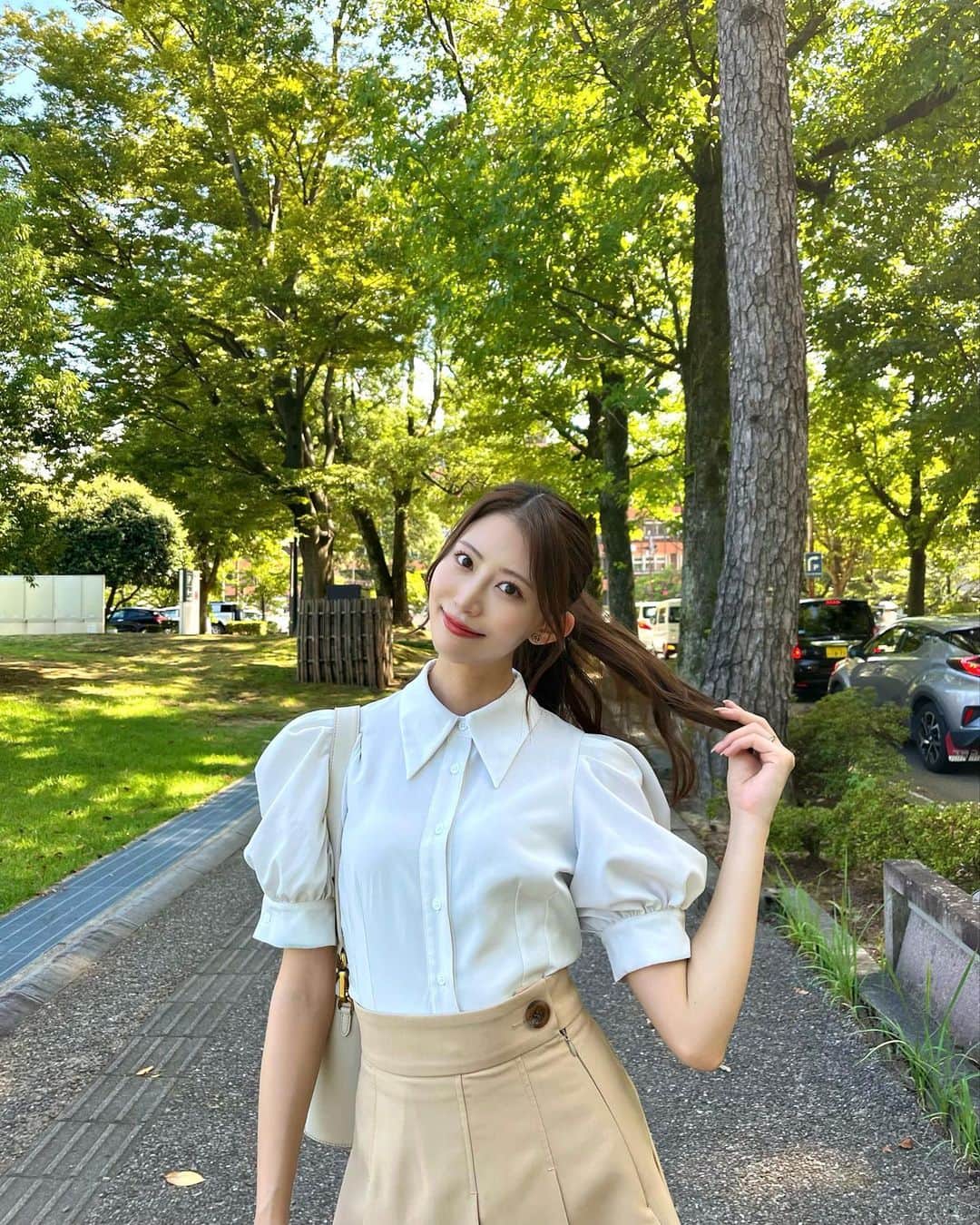 のインスタグラム：「最近センター分けにハマってます🕊️ 少し分目を変えるだけでもちょっとしたイメチェンになるので楽しい☺️ * #ootd #センター分け  #ポニーテールアレンジ」