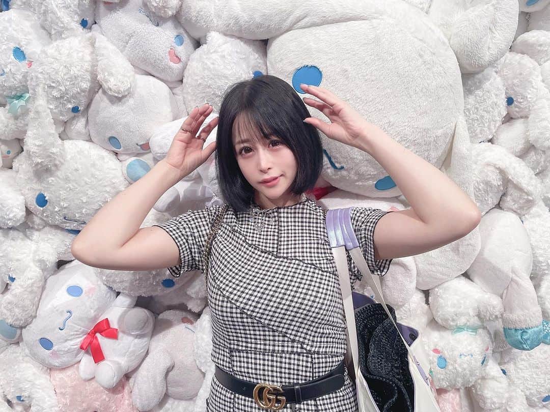 前田のののインスタグラム：「夏の思い出②  シナモロール展に 行ってきたょ♡  このあとは実は ディズニー100周年 特別グッズ買いに行ってる✨  シナモンと ハイタッチもできて 展示会もかわいいだらけで 幸せだた、、、🩷  推しはかっこよくて かわいくてあざとくて 憧れ、、🩷　　  #シナモロール  #シナモロール展」