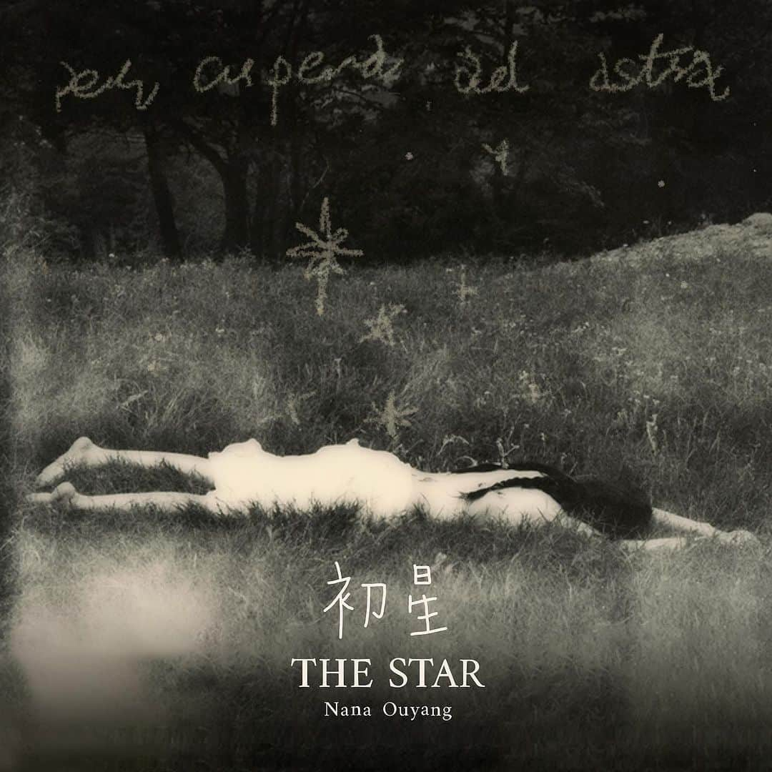 Nanaのインスタグラム：「+《The Star》Album is OUT now’ ★  “per aspera ad astra” 穿越逆境，抵達繁星。  每一年的我都會給自己一個座右銘，這會是支撐我努力一整年的標竿，這句話也是在我堅持不下去時在腦海中浮現的一句話。  在這成長的過程，幸運的我總有很多的選擇，但也有自己煩惱，不論自我鬥爭還是掙脫束縛，有很多的小小煩惱和大大問題需要把七歪八扭的心結一一打開。小時候的我喜歡熱鬧的和朋友待在一起，而現在的我花更多時間對著天空發呆，我在想整個銀河系有大約4000多億的星星，又有哪顆是屬於我的？我是誰呢？ 找到自己，找到屬於自己的那個星星，是我現在在努力追尋的。  希望這張專輯能呈現我內心最自由的我，最最本真和自然的我，不去害怕呈現眼神裡流露心底裡悲傷的自己，也不去試圖壓抑瘋狂奔放的自己。 可以自由的向著太陽奔跑 可以沒有包袱的披頭散髮 可以抱著自己蜷縮著哭泣 可以不顧時間流逝的發呆 可以安安靜靜的仰望星星 沒那麼多規則， 就是最真實的自己。  When it is dark enough,we can see the stars‘」