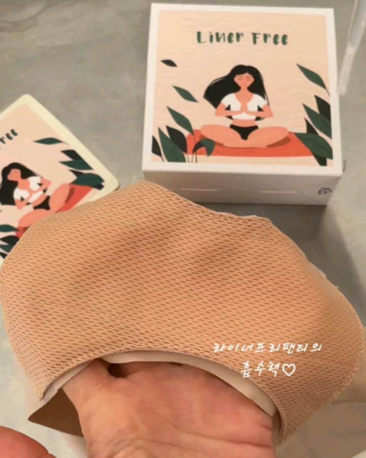 ユ・ハナのインスタグラム：「여자들만 읽기!  속옷은 진짜 뽀송뽀송 한게 중요하잖아요.  그래서 분비물 많은 날 #팬티라이너 같은 거 하는데 생리대보다 더 안 좋은 성분이 검출되어서 어떤브랜드써얄지도 모르겠고 얇아서 자주갈아주지않으면 더 세균들의 파티가 되죠. 데일리로 늘 뽀송하게 입어주세요.(특히 성장기 청소년들이나, 속옷갈아입으라고 잔소리해줘야하는 나이의 딸들 가진 Mom 들은 꼭!!! 주목)  그리고 '그날' 이 불규칙하게 오는 저로선, 아 요때쯤 시작할 것 같은데.. 느낌이 오거든요. 그럴때도 입고다니면 진짜 불안하지않고 좋아요. 혹시 그날이 생리대없이 시작되어도, 응급으로 옷에 묻지않게 해주니까요. 이 라이너프리팬티위에 생리대착용도 문제없구요 !  장시간 앉아계신분들이나 습한 여름엔 전 진짜 '필수템' 이라고 말씀드리고싶어요.  노라인 무봉제 심리스 라서 #요가복 이나 타이트한 옷에도 티나지않아서 좋구요  어떤 블랙브라나 스킨브라에도 맞는 컬러라 속옷고민없구요!   사이즈는 90,95,100,105 가 있는데 노라인이라 그런지  엉덩이 작지않은 전 90 이랑 95 다 입어요. 정사이즈나 한사이즈다운도 좋을듯해요.  아! 무봉제라고 접착한곳의 떨어짐이나 뜯김 같은거 없구요  국내원단,국내생산 이라 안심하고 입으세요 : )」