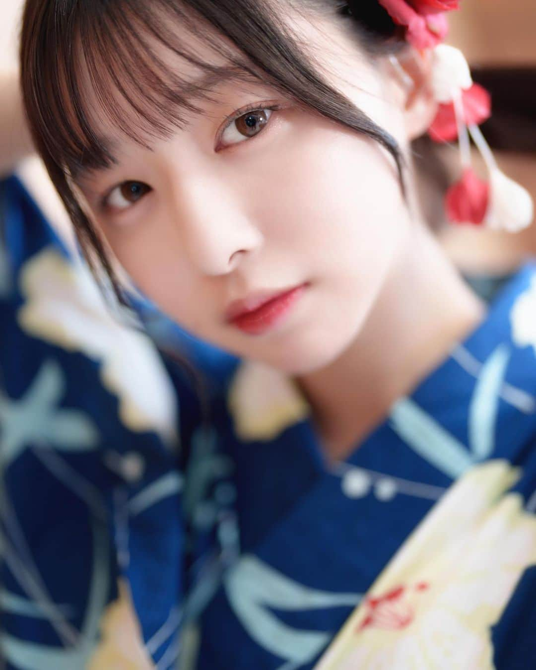 我妻ゆりかのインスタグラム：「ずっとコンプレックスだった補聴器を付けたまま、憧れだった映るお仕事ができているのは私にとって本当に幸せなこと🥲🤍  小さい時は人と違うことが恥ずかしくて、補聴器を隠す髪型ばかりしていたし　　  写真を撮られるたびに補聴器を外していたけど今は堂々と補聴器を付けて撮影してもらうことができる、、  この場所に連れて行ってくれたマネージャーさん、そして皆んなに改めて感謝です🥲🌹  これからも見ていてね〜！！！🔥  #グラビア #グラビアアイドル #アイドル #浴衣 #難聴 #補聴器」