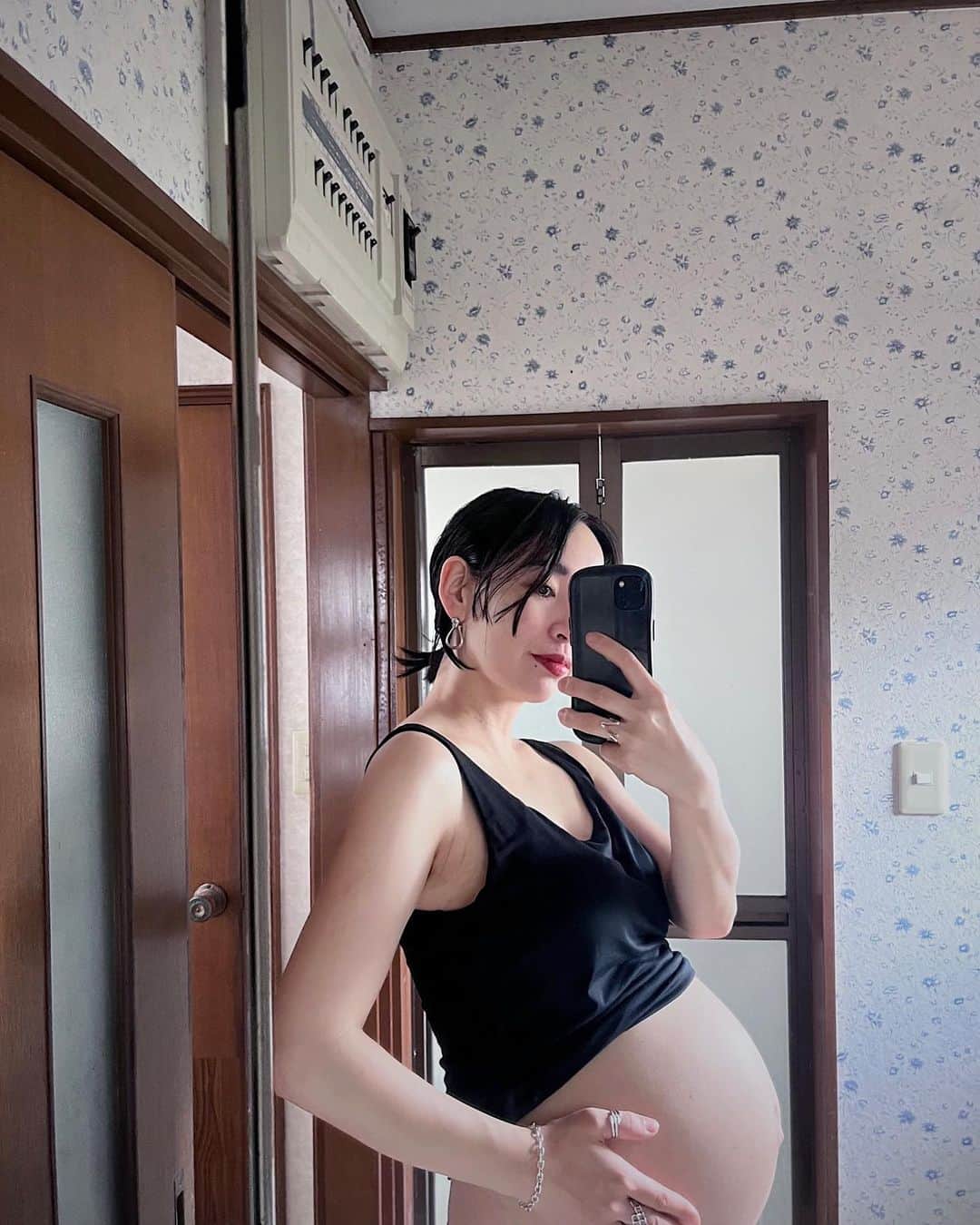 佐々木香奈のインスタグラム：「明日は2年ぶりの出産でっす🕊 (人生最後の妊婦姿だから 記念に📷すませーん)  前回、産後すぐのストーリーに 「お産最高！楽しかった〜！」と コメントしたら 「楽しいてどーゆーこと？」って ものすごい数のツッコミのDM頂いて 私自身驚いた記憶があります　笑  その後も よく計画無痛分娩について 沢山質問もらったんだけど、 忘れっぽくて諸々 曖昧になってきてるので、 明日もう一回思い出してきますね〜 どうか今回も安産で 楽しく産めますように！！🤣祈  お腹のベビさん、 明日は母ちゃんとがんばろーねー✌︎♡  #38w6d」