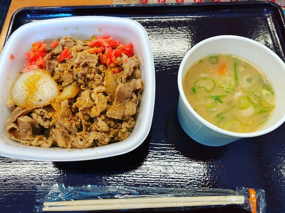 前原誠司さんのインスタグラム写真 - (前原誠司Instagram)「昨日のお昼は国会事務所の自室で、院内からテイクアウトしてもらった吉野家「頭の大盛」と「豚汁」をいただきました。安定した美味しさ。ご馳走様でした。（誠）#まえはランチ」8月22日 14時26分 - seiji_maehara.official
