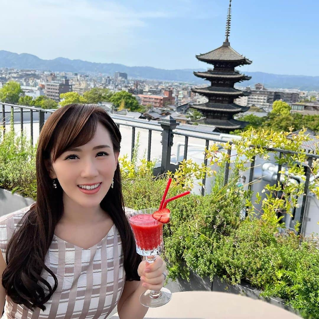 谷中麻里衣のインスタグラム：「Rooftop bar & restaurant at a Kyoto hotel near Kiyomizu temple with a great view of the Yasaka Pagoda ✨ The building was actually a renovated elementary school 😮  法観寺八坂の塔を楽しみながら🥰 ゴールデンウィークは苺ジュースがありました🍓  晴れ女らしく素晴らしいお天気でサングラス必須でしたが、レンズに八坂の塔が反射😎 ミラーレンズだったら、さぞ映えたことでしょう✨笑  清水寺の参道にあるホテルなので、観光しやすかったです🌸  #時差投稿#法観寺#八坂の塔#京都#ホテルザ青龍京都#ブノワ京都#麻里衣旅行#マタ旅#k36#kyoto#kiyomizutemple#yasakapagoda」