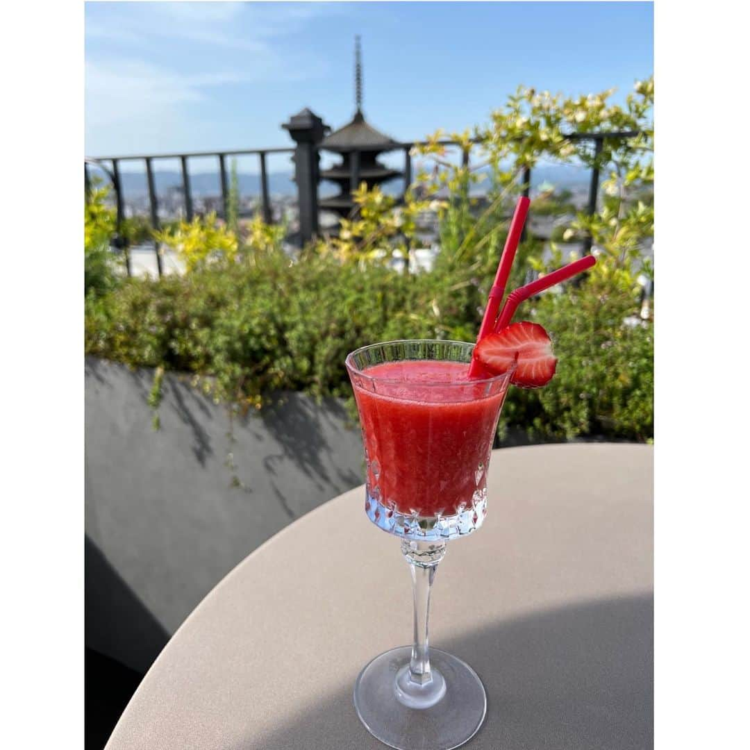 谷中麻里衣さんのインスタグラム写真 - (谷中麻里衣Instagram)「Rooftop bar & restaurant at a Kyoto hotel near Kiyomizu temple with a great view of the Yasaka Pagoda ✨ The building was actually a renovated elementary school 😮  法観寺八坂の塔を楽しみながら🥰 ゴールデンウィークは苺ジュースがありました🍓  晴れ女らしく素晴らしいお天気でサングラス必須でしたが、レンズに八坂の塔が反射😎 ミラーレンズだったら、さぞ映えたことでしょう✨笑  清水寺の参道にあるホテルなので、観光しやすかったです🌸  #時差投稿#法観寺#八坂の塔#京都#ホテルザ青龍京都#ブノワ京都#麻里衣旅行#マタ旅#k36#kyoto#kiyomizutemple#yasakapagoda」8月22日 14時20分 - marieyanaka