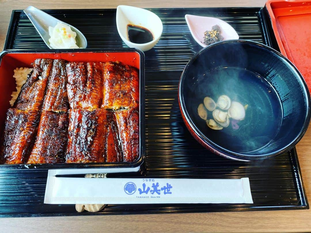 前原誠司さんのインスタグラム写真 - (前原誠司Instagram)「一昨日は鳥取県の境港市と島根県の松江市で遊説を行いましたが、お昼は国民民主党島根県連の森本代表やボランティアの皆様と松江市八束町の「山美世」さんで「鰻重」をいただきました。鰻は地域によって調理方法や味付けが異なりますね。美味しかったです。ご馳走様でした。（誠）#まえはランチ　 https://map.yahoo.co.jp/v2/place/CfDh-qT-BEY?fr=sydd_p-grmspot-1-header_gs-ttl_lc」8月22日 14時24分 - seiji_maehara.official