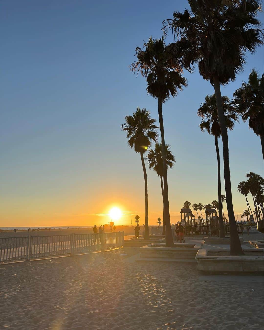 フェルナンド・ベルダスコのインスタグラム：「Disfrutando un poco de Los Angeles antes de volver a Doha !!  🎡🏄🏾‍♂️🛟👨‍👩‍👦‍👦🍦🌅  Enjoying #LosAngeles 🇺🇸 before going back to #Doha 🇶🇦」