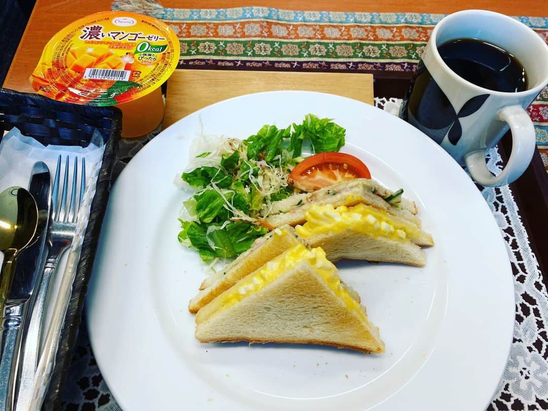 前原誠司のインスタグラム：「今日のお昼は、衆議院第一議員会館内の喫茶店からテイクアウトしてもらった「トーストサンド」をいただきました。ご馳走様でした。（誠）#まえはランチ」