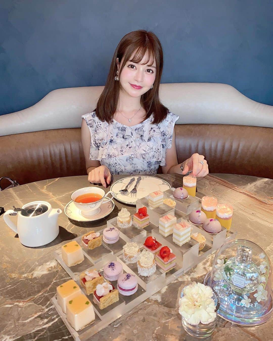 一ノ瀬まりなのインスタグラム：「🧁🍑🧁🍑🧁  ピーチアフターヌーン🍑💓 ぎりぎり行けてよかったぁ✨ ピーチ大好きすぎる🍑💘  この日は久々大学の時からのお友達と🍰 環境は変わってるはずなのに話すと全然久々感ない🫶✨ 楽しかった〜🥰✨  #アフターヌーンティー #ピーチ #ピーチアフターヌーンティー #女子会 #afternoon #afternoontea #キンプトン #キンプトン新宿東京」