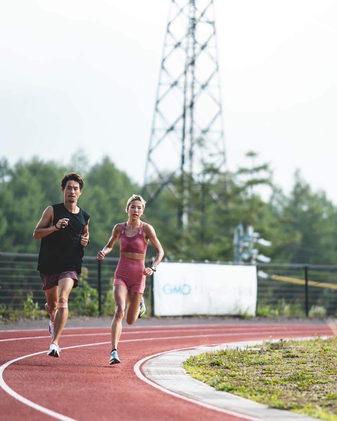 新谷仁美さんのインスタグラム写真 - (新谷仁美Instagram)「今週はリカバリー週間📴 量は抑えて、質は高めに。マラソンで犠牲になりがちのスピードを走りに落とし込む。呼吸は上がるけど一ヶ月前のホクレンの時より無理なくスピードを出せるようになっててよかった😮‍💨  📷@ryo_0526」8月22日 14時31分 - iam_hitominiiya