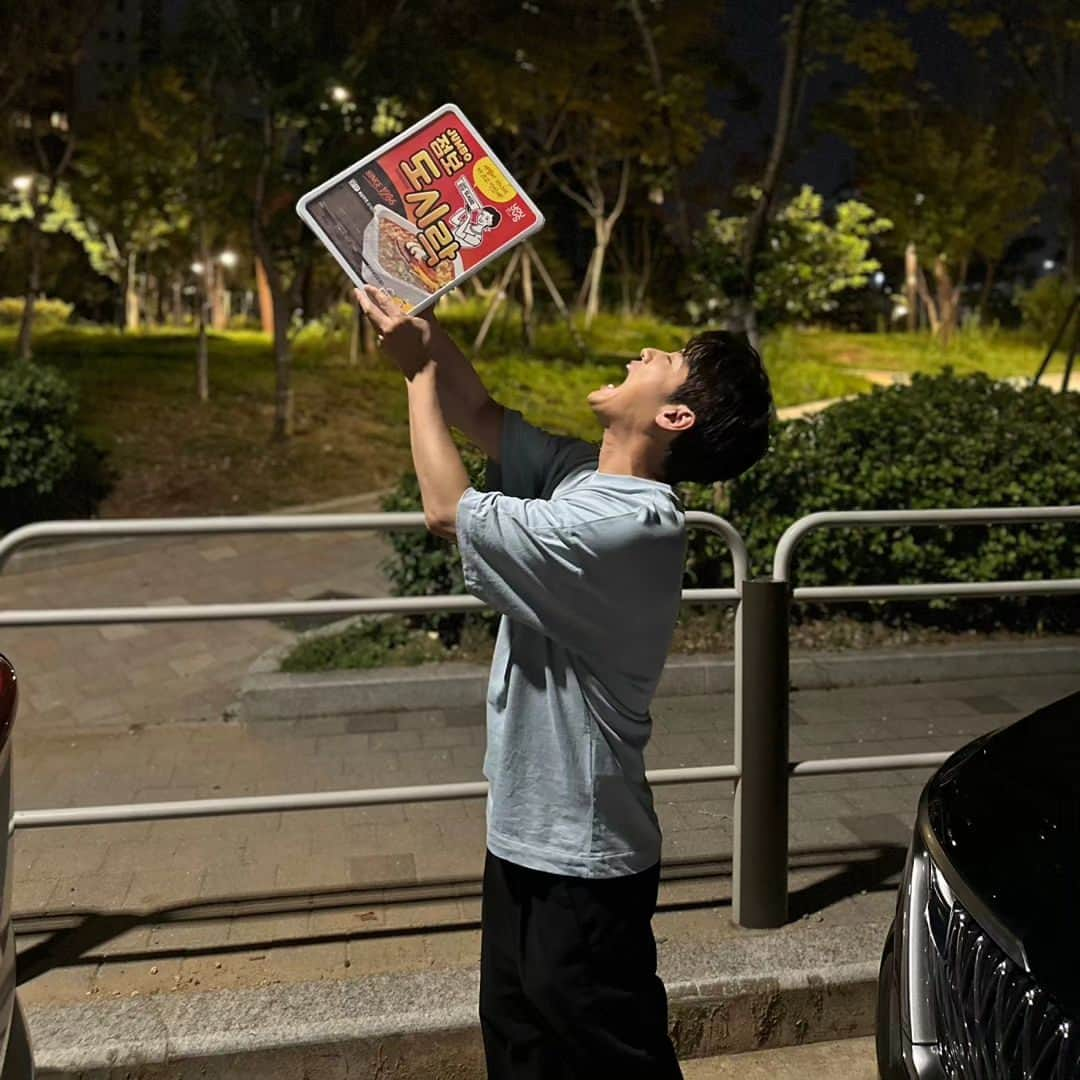 ソ・ジュニョンのインスタグラム：「혼자 먹을 수 있었으면 좋겠다!!  ひとりで食べられたらいいな!!!  I wish I could eat alone!!  침대는 #CALMA」