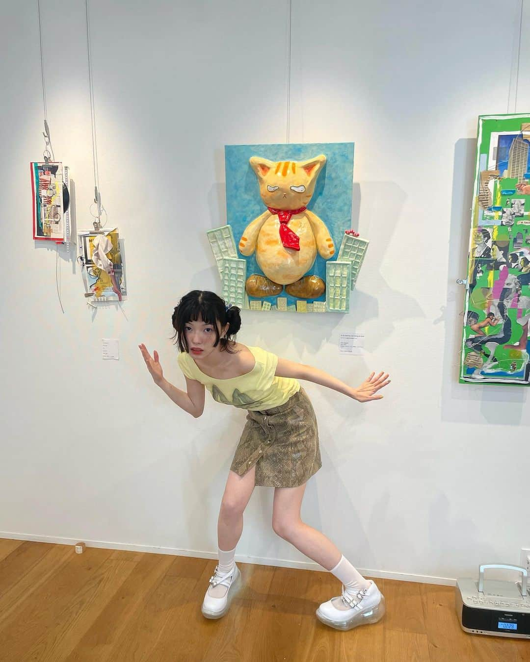 木越明さんのインスタグラム写真 - (木越明Instagram)「^_^ 2人展“pardon my sanity in a world insane” 有難うございました！！  今回展示した新しい作品たちは、木の板に立体を組み合わせた形で、最近ずっと作ってる立体作品の新しいバージョン！ 作るのすごく面白かった！  @kerocchi22 くんに一緒に展示やってみマセンカ〜と誘ってもらって、新しい作品の形も彼のコラージュを見ていて思いついた作り方だったので、ケロッチクンには本当に全部感謝デス🥦有難う！！！  展示会するといつも少し世界広くなるのが気持ちいい！ 今回はたまたまフラッと入ってきてくれたパリジャン2人がスーパー面白かった！ 私も心に従って海を超え、心に従った場所に足を踏み入れ、その場所で自由に寝転んでカシューナッツを食べ始めるような人間になりたい！ 彼の日記は最高だった〜 私もあんなふうに可愛く生きたい！  ケロッチクンと展示の打ち合わせのとき、何かを作ることと「許す」ことについて話して、それで今回の題名は決まりました 私はやっぱり色んなこと許したいし許されたいし、許せないことも可愛がれたらいいなって思います ビバ！セラヴィ！人間万事塞翁が馬！  今後もまたワクワク制作・展示します！ るるるるるるるる〜🪩🪩🎊 有難うございました！  #akigoshinoyatsu  #clayart #clay #ceramics #ceramica #illustration #instaart #characterdesign #3dart #artist #artwork #exhibition #japaneseartist #collage #characterart」8月22日 14時44分 - aki_kigoshi