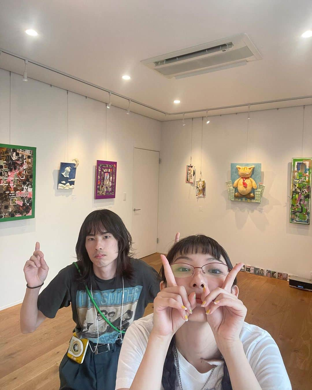 木越明さんのインスタグラム写真 - (木越明Instagram)「^_^ 2人展“pardon my sanity in a world insane” 有難うございました！！  今回展示した新しい作品たちは、木の板に立体を組み合わせた形で、最近ずっと作ってる立体作品の新しいバージョン！ 作るのすごく面白かった！  @kerocchi22 くんに一緒に展示やってみマセンカ〜と誘ってもらって、新しい作品の形も彼のコラージュを見ていて思いついた作り方だったので、ケロッチクンには本当に全部感謝デス🥦有難う！！！  展示会するといつも少し世界広くなるのが気持ちいい！ 今回はたまたまフラッと入ってきてくれたパリジャン2人がスーパー面白かった！ 私も心に従って海を超え、心に従った場所に足を踏み入れ、その場所で自由に寝転んでカシューナッツを食べ始めるような人間になりたい！ 彼の日記は最高だった〜 私もあんなふうに可愛く生きたい！  ケロッチクンと展示の打ち合わせのとき、何かを作ることと「許す」ことについて話して、それで今回の題名は決まりました 私はやっぱり色んなこと許したいし許されたいし、許せないことも可愛がれたらいいなって思います ビバ！セラヴィ！人間万事塞翁が馬！  今後もまたワクワク制作・展示します！ るるるるるるるる〜🪩🪩🎊 有難うございました！  #akigoshinoyatsu  #clayart #clay #ceramics #ceramica #illustration #instaart #characterdesign #3dart #artist #artwork #exhibition #japaneseartist #collage #characterart」8月22日 14時44分 - aki_kigoshi