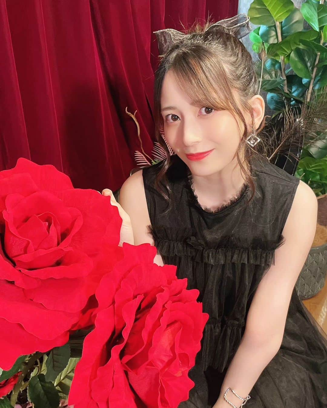 佐々木優佳里のインスタグラム：「🌹  #撮影 #オフショット」