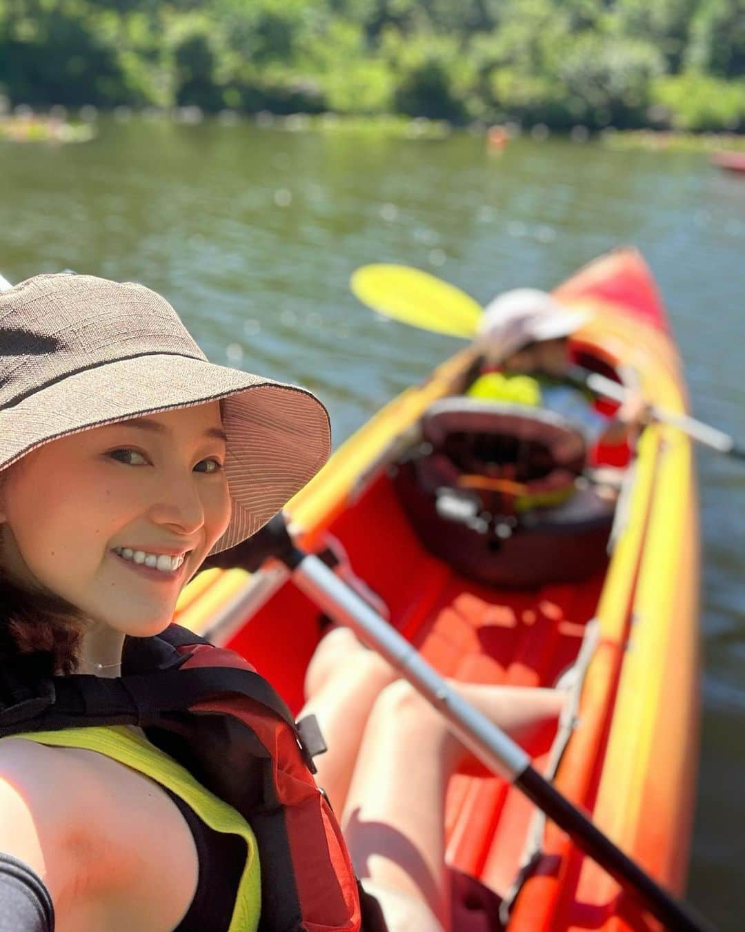 彩星りおんのインスタグラム：「夏休み☀️  カヤックに初挑戦。  3歳児がパドルを上手に動かせる訳もなく、私もカヤック初体験ゆえに、インストラクターの方に紐で引っ張って頂く、という何とも情けないお粗末な姿でしたが…😅  楽しかった〜 またやりたい！ アウトドアも楽しいものですね🛶  #カヤック #パドル使いこなせず」