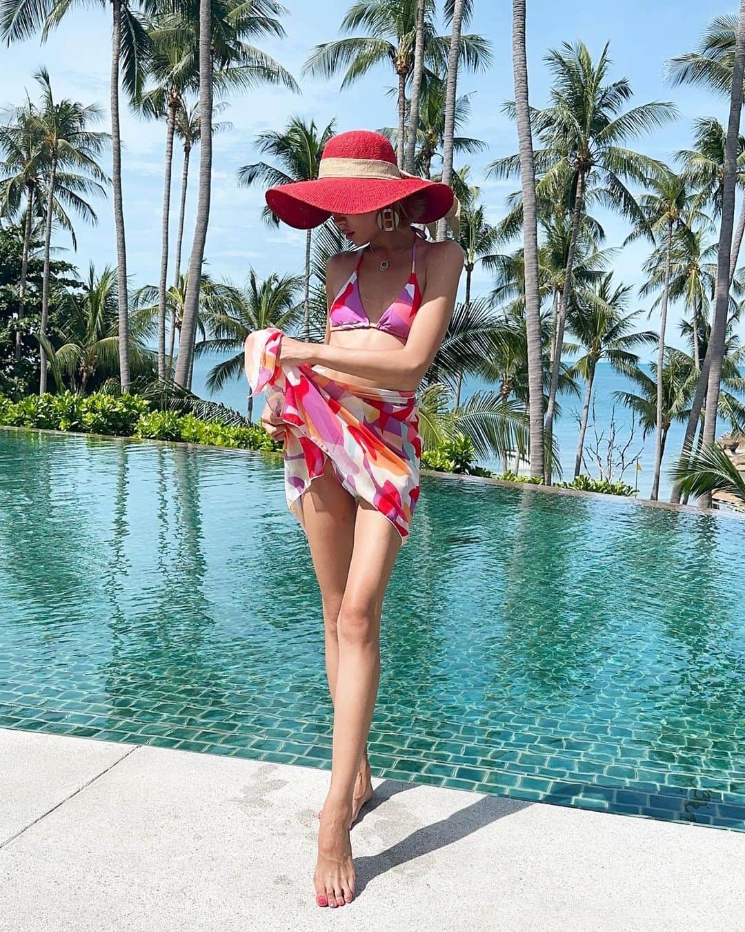 坂井雪乃のインスタグラム：「bikini coordinate👙👒❤️‍🔥💦  水着とお揃いの腰巻き?(言い方が古い😂)がかわいい🌺✨ 帽子は現地で一目惚れしてお迎えしてこれまたぴったり👒❤️  HERMESのピアスも大ぶりで小顔に見えるからヘビロテしてる🤭✨  #yukino_travels  #bikini #fashion #bikinigirl #asian #水着 #海外旅行 #美脚」