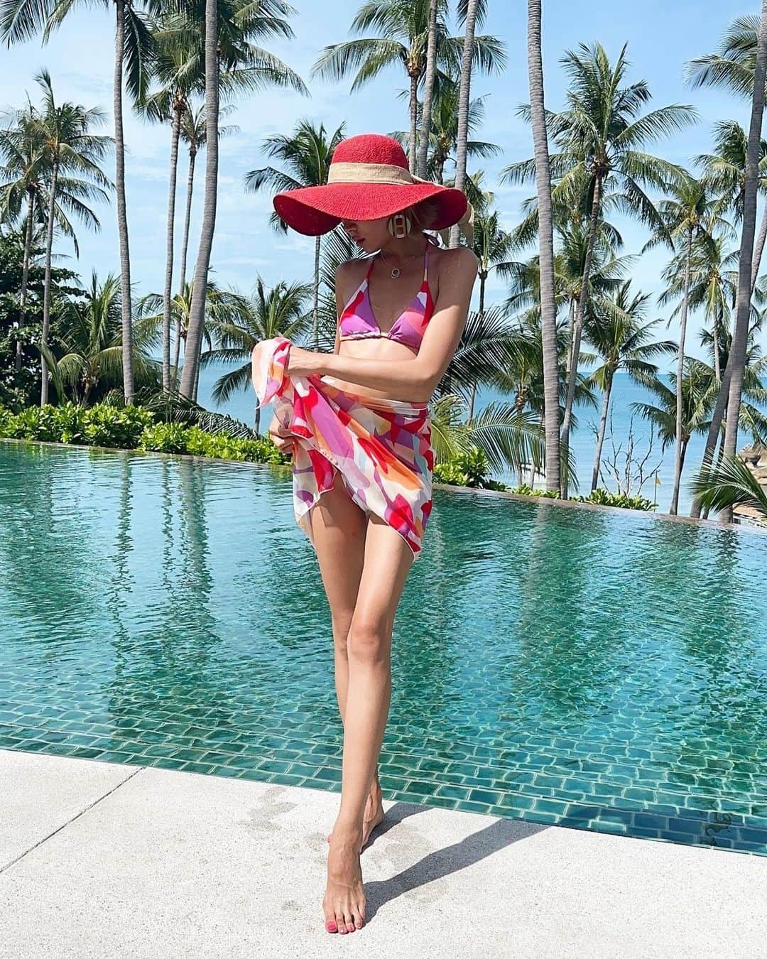 坂井雪乃さんのインスタグラム写真 - (坂井雪乃Instagram)「bikini coordinate👙👒❤️‍🔥💦  水着とお揃いの腰巻き?(言い方が古い😂)がかわいい🌺✨ 帽子は現地で一目惚れしてお迎えしてこれまたぴったり👒❤️  HERMESのピアスも大ぶりで小顔に見えるからヘビロテしてる🤭✨  #yukino_travels  #bikini #fashion #bikinigirl #asian #水着 #海外旅行 #美脚」8月22日 14時45分 - yukino_sakai