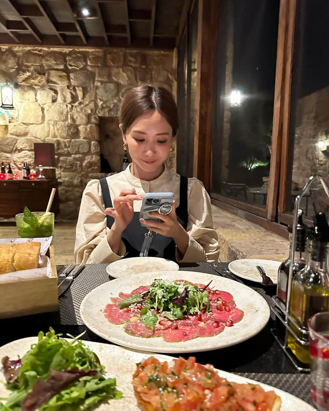 田中里奈さんのインスタグラム写真 - (田中里奈Instagram)「旅先のオシャレはいつもより張り切っちゃう！ ヨルダン旅行のワンシーン♡ 二度目のヨルダンは今回のアントマリーズさんコラボを着倒したんだけど、このブラウスはディナーの時にCOSのミニワンピと合わせて着るんだ〜！と決めて持って行きました。 （COSのミニワンピ、昨日サイト見たら同じ形のレザーバージョンが売ってたよー！）  ブラウスの色展開はこのベージュとホワイトの2色で、どっちがおすすめ？と聞かれるんだけど、どっちも可愛くて捨てがたい。。 どちらも合わせやすいと思うのですが、ベージュのほうが柔らかい雰囲気になるかなぁ、という感じ。 相変わらず袖たっぷりのデザインが好きな私です。 パンツにはもちろん、キャミワンピとかに合わせても可愛いので、色々着こなしを楽しんでもらえたら💕  ▶︎アントマリーズさんコラボ、大変ご好評いただいているみたいでありがとうございます！！ 大人気で昨日の再販でもソッコーなくなったツイードのジレ、なんと昨日の段階で予約分までなくなったそうで、再販は今のところ予定してないそうです😭  インスタライブでこっそりお知らせした第二弾も、今回のアイテムと連動して合わせてかわいいアイテムたちなので、どうかお楽しみに…♡  #auntmaries #アントマリーズ #田中里奈 #田中里奈コラボ #たなか旅メモ #ヨルダン #死海 #Jordan #旅コーデ  #大人カジュアル」8月22日 14時47分 - tanakaofficial