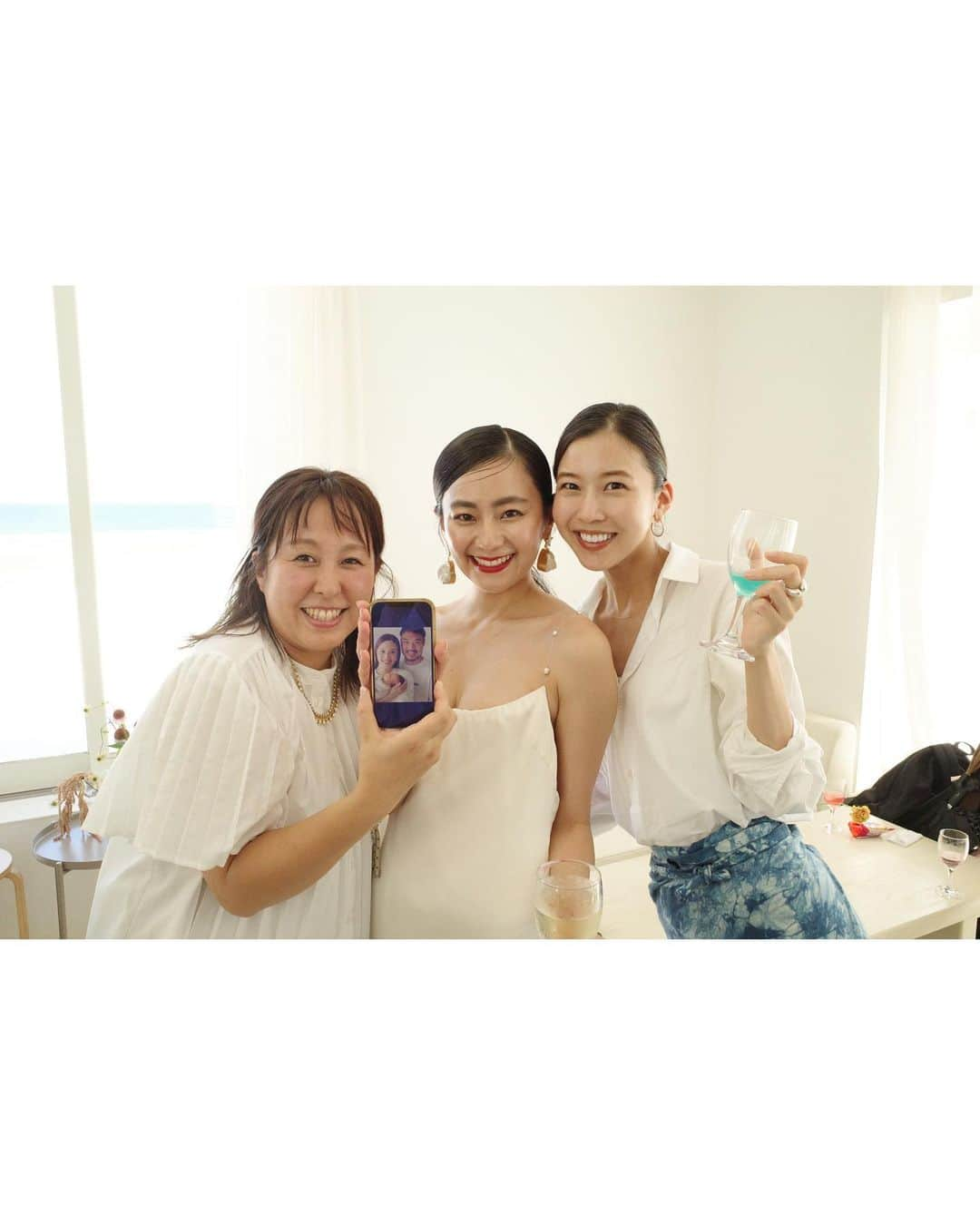 原田ゆかのインスタグラム：「2023年の夏は 愛おしい存在のおめでたいことが沢山！ 私達のビタミン🧡　  @shidamizuki 美月の結婚式は 本当に海、太陽、自然と共存してるかのようで🫧  ご家族の言葉や、美月の周りの皆様の言葉も、あの時間を思い出すとウルっとくるし。泣　でも、笑いも絶えなくてとにかく楽しかった！  美月のお嫁さん姿可愛いさと美しさに惚れ惚れ🫧  ゲストのことも大切にしてくれてるのがすごく伝わる 優しさと笑顔に溢れた結婚式でした  末永く、美月と旦那様らしい楽しく愉快な家庭を築いてね！  あやこさんのおかげで 出逢えたスポナビ三人娘の絆もこれからもよろしくだよ  本当にほんっっっとうにおめでとう🕊  BIG LOVE🤍🫧  #happywedding #結婚式」