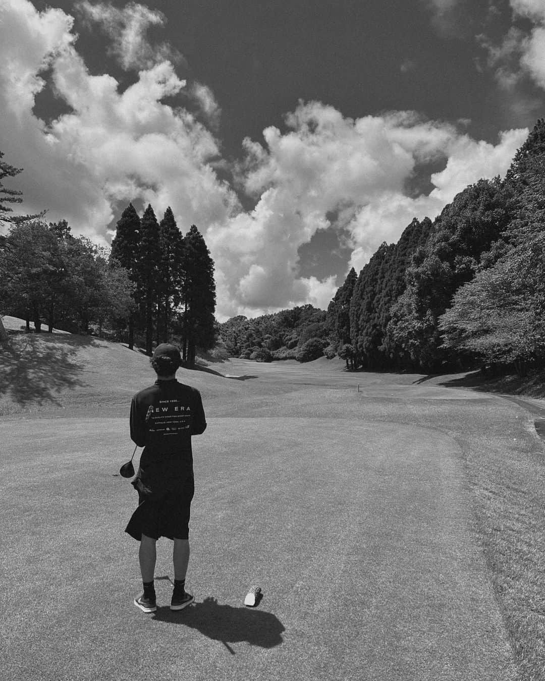 ロビンさんのインスタグラム写真 - (ロビンInstagram)「次の撮影が始まる前に  ドライバーとかアイアンとかちゃんと揃えたくなってきた 今年中に目指せ80  Tops @newerajapan  Shoes @niketokyo   #golf」8月22日 14時58分 - robin_officialjp