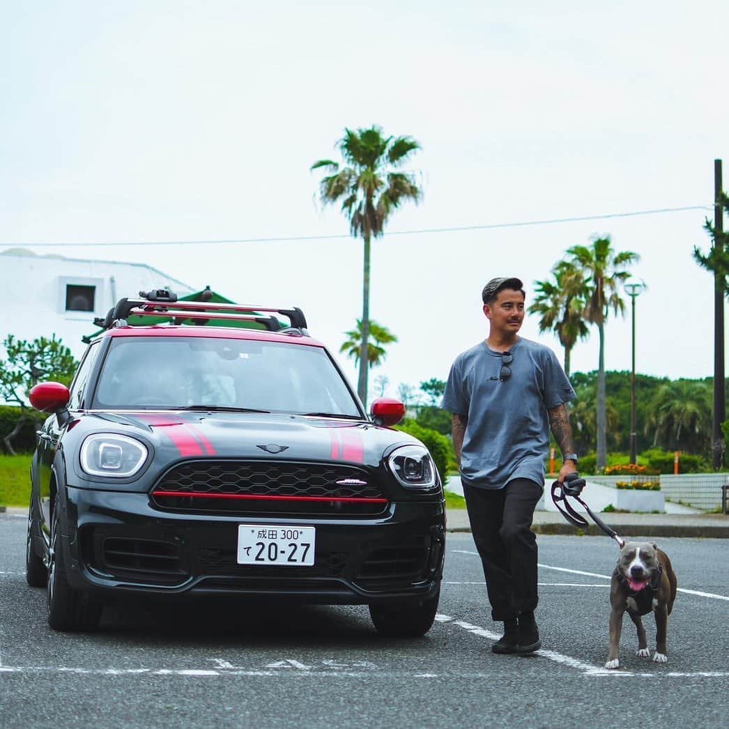 MINI Japanのインスタグラム：「夏ももうラストスパート。  プロBMXライダーの米田大輔 ( @danielyoneta )と愛犬の仲良しドライブの様子をお届け🐶   皆さんも大切な誰かと夏の最後に出掛けてみては？   📸 : @kenta_kawana   #MINIJapan #CrewOfMINI #JohnCooperWorks #JCW」