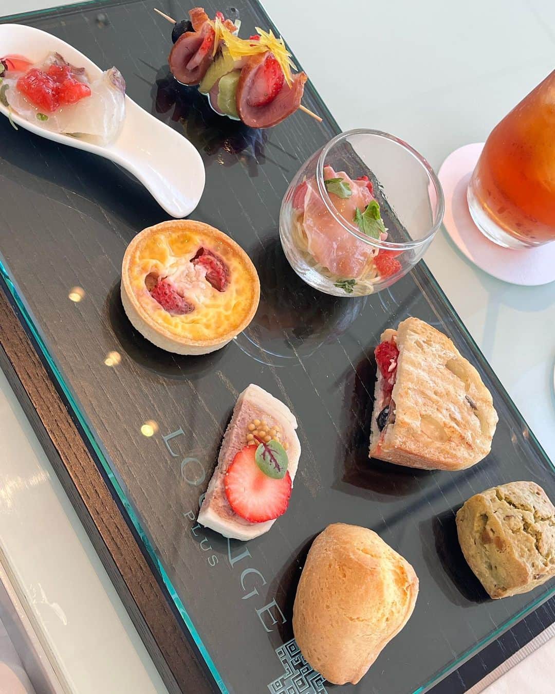 愛沢わかなのインスタグラム：「☕️ . お母さんとマリオットの 夏いちごのアフヌン（🍓•᎑•🍓）🩷 実家楽しかった🐰🫶🏻 . .」