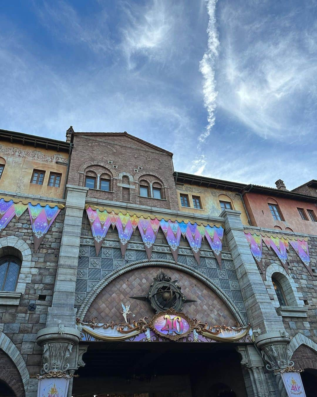 稲川千里さんのインスタグラム写真 - (稲川千里Instagram)「Tokyo Disney Sea🐭🪸 17時からので行ったけれど暑い暑い🥵  2人ともベビーカーに乗せて、1回も休むことなく全身汗だく早歩きで動き続け、並ぶ度に抱っこをし、娘たちと最後に写真を撮った頃にはメイクなくなってた🫥笑  子ども達が買いたいというキラキラのおもちゃやポップコーンもGetしたし🍿 激混みの中でアトラクション8個は頑張ったよね？🎠  🧑🏽とは普段戦ってばかりだけど、こうゆうとき意外と子どもの為に私よりも頑張ってくれるところは良き相棒🎩  #tokyodisneysea #disneysea #ディズニーシー #子連れディズニーシー #夏休みディズニー #娘たちと」8月22日 15時04分 - chiicamera