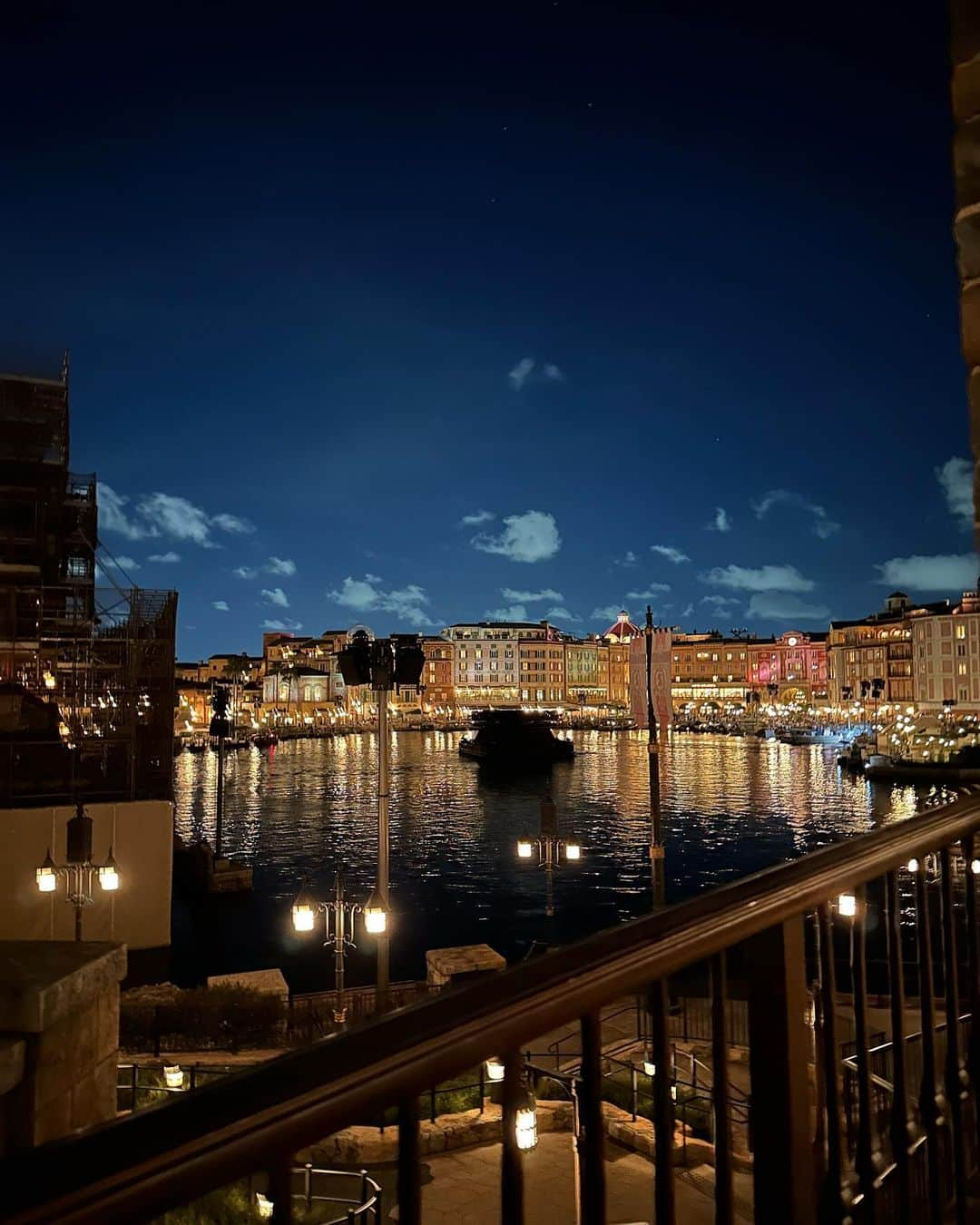 稲川千里さんのインスタグラム写真 - (稲川千里Instagram)「Tokyo Disney Sea🐭🪸 17時からので行ったけれど暑い暑い🥵  2人ともベビーカーに乗せて、1回も休むことなく全身汗だく早歩きで動き続け、並ぶ度に抱っこをし、娘たちと最後に写真を撮った頃にはメイクなくなってた🫥笑  子ども達が買いたいというキラキラのおもちゃやポップコーンもGetしたし🍿 激混みの中でアトラクション8個は頑張ったよね？🎠  🧑🏽とは普段戦ってばかりだけど、こうゆうとき意外と子どもの為に私よりも頑張ってくれるところは良き相棒🎩  #tokyodisneysea #disneysea #ディズニーシー #子連れディズニーシー #夏休みディズニー #娘たちと」8月22日 15時04分 - chiicamera