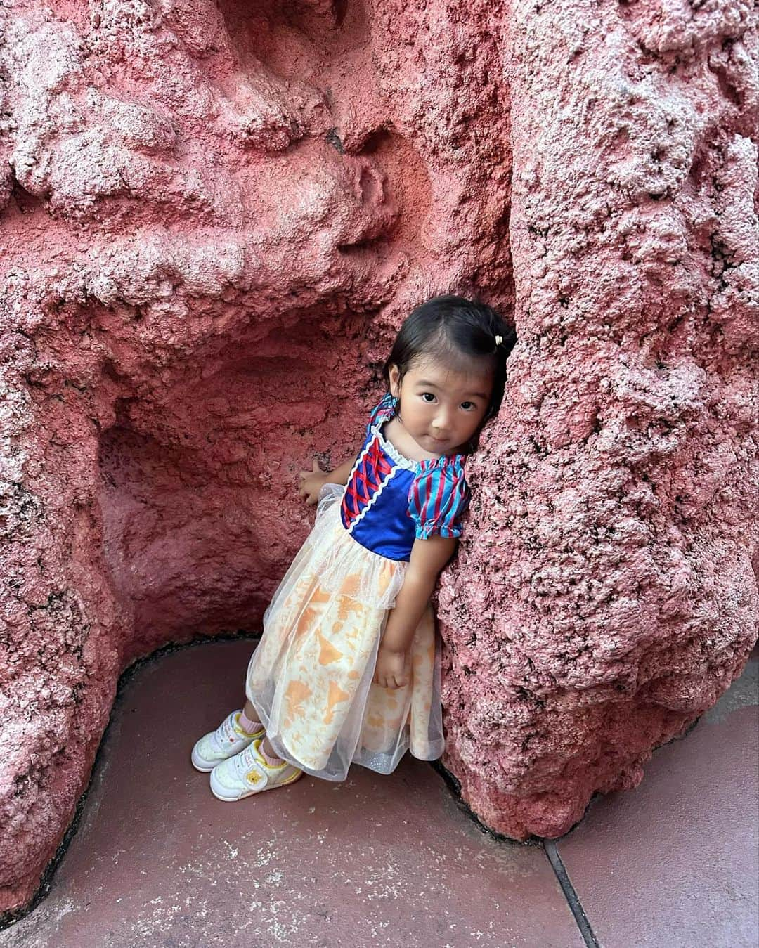 稲川千里さんのインスタグラム写真 - (稲川千里Instagram)「Tokyo Disney Sea🐭🪸 17時からので行ったけれど暑い暑い🥵  2人ともベビーカーに乗せて、1回も休むことなく全身汗だく早歩きで動き続け、並ぶ度に抱っこをし、娘たちと最後に写真を撮った頃にはメイクなくなってた🫥笑  子ども達が買いたいというキラキラのおもちゃやポップコーンもGetしたし🍿 激混みの中でアトラクション8個は頑張ったよね？🎠  🧑🏽とは普段戦ってばかりだけど、こうゆうとき意外と子どもの為に私よりも頑張ってくれるところは良き相棒🎩  #tokyodisneysea #disneysea #ディズニーシー #子連れディズニーシー #夏休みディズニー #娘たちと」8月22日 15時04分 - chiicamera