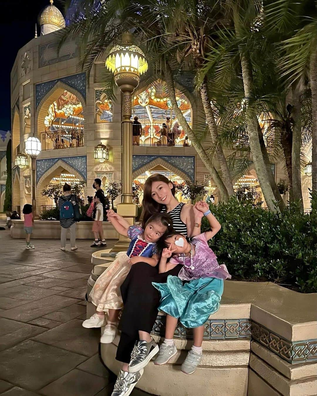 稲川千里さんのインスタグラム写真 - (稲川千里Instagram)「Tokyo Disney Sea🐭🪸 17時からので行ったけれど暑い暑い🥵  2人ともベビーカーに乗せて、1回も休むことなく全身汗だく早歩きで動き続け、並ぶ度に抱っこをし、娘たちと最後に写真を撮った頃にはメイクなくなってた🫥笑  子ども達が買いたいというキラキラのおもちゃやポップコーンもGetしたし🍿 激混みの中でアトラクション8個は頑張ったよね？🎠  🧑🏽とは普段戦ってばかりだけど、こうゆうとき意外と子どもの為に私よりも頑張ってくれるところは良き相棒🎩  #tokyodisneysea #disneysea #ディズニーシー #子連れディズニーシー #夏休みディズニー #娘たちと」8月22日 15時04分 - chiicamera