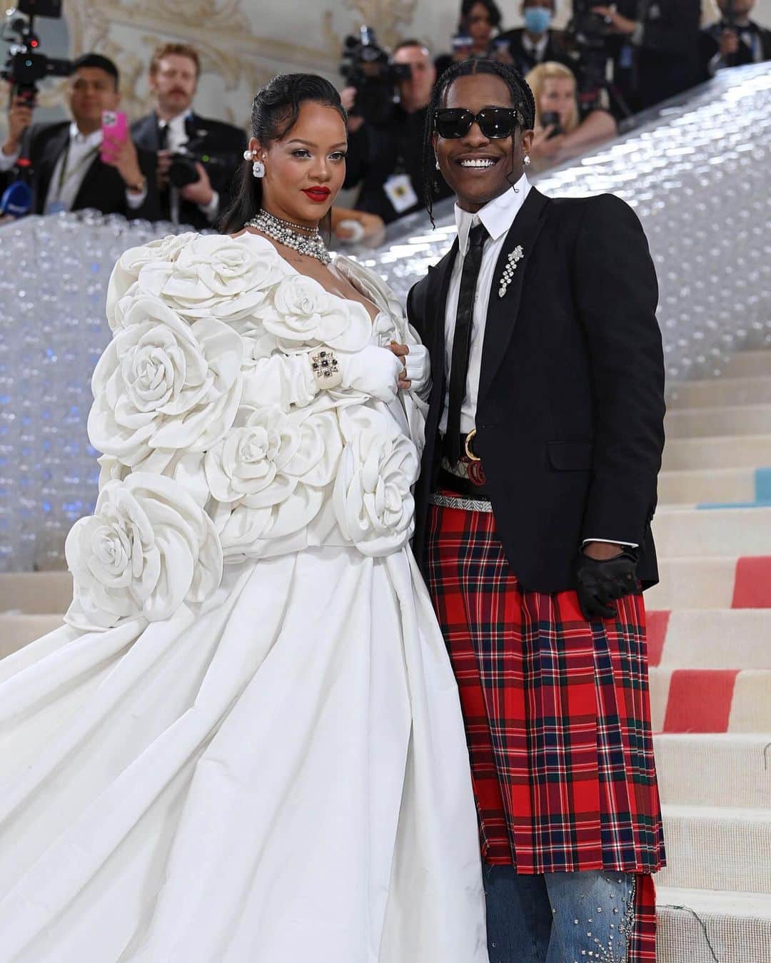 ELLE DKのインスタグラム：「Stort tillykke til #Rihanna og #ASAPRocky, der har budt velkommen til deres andet barn. Superstjernen annoncerede sin anden graviditet under sit allerede ikoniske Half Time Show ved årets Super Bowl, og har nu gjort sønnen RZA på 15 måneder til storebror.   Foto: Dprf/AP/Ritzau Scanpix」