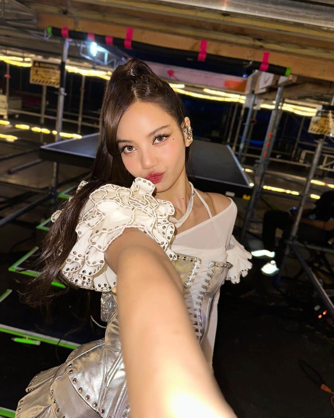 リサのインスタグラム：「Las Vegas! First time performing here in this vibrant city and your energy was insane🔥Vegas Blinks know how to party🤘🏻」