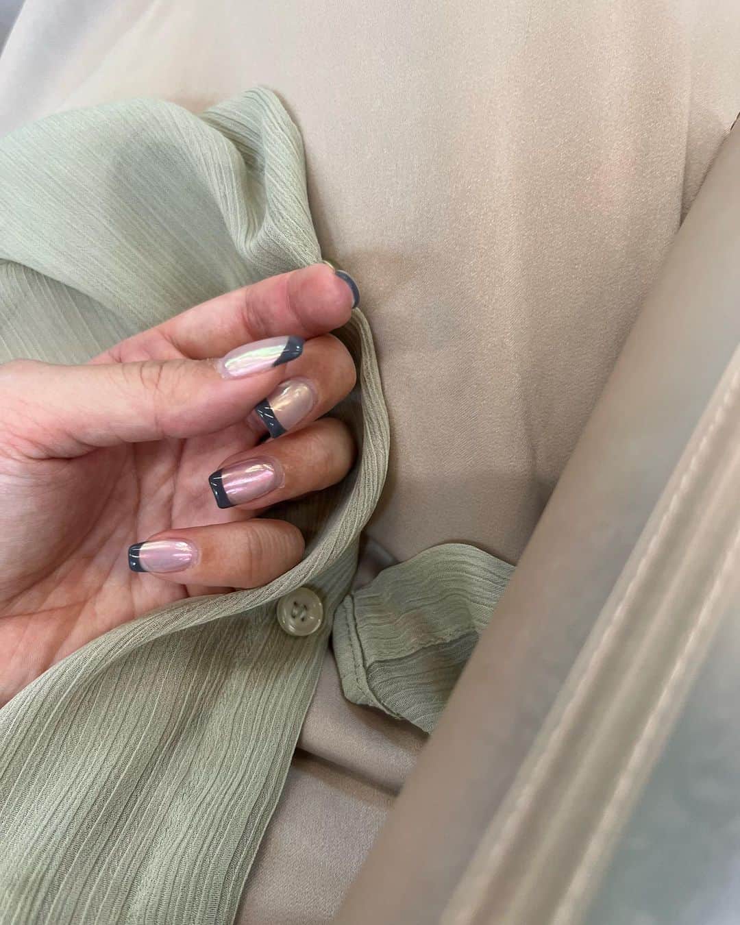 のインスタグラム：「new nail🌿  絶妙な色の組み合わせが とってもお気に入り！ @yuma_mo いつもありがとうございます🫶🏻  #nail #夏ネイル  #augustnails」