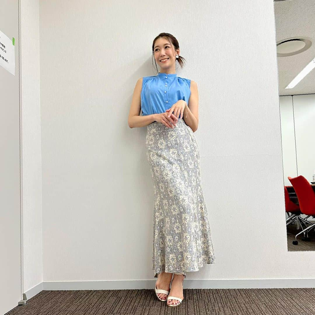 穂川果音さんのインスタグラム写真 - (穂川果音Instagram)「月曜アベプラ衣装👗  今日は湿度が高いですね💦 今週はムシムシ度がアップします！熱中症にはくれぐれも気をつけてくださいね。  skirt→ @naturalcouture_official  #33度の日コーデ　#天気コーデ　#天気　#気象予報士　#weather #明日コレ着よコーデ　#ほかのん #夏コーデ #雨の日コーデ #170cmコーデ　#暑さ対策コーデ　#アナウンサーコーデ」8月22日 15時13分 - hokawakanonn