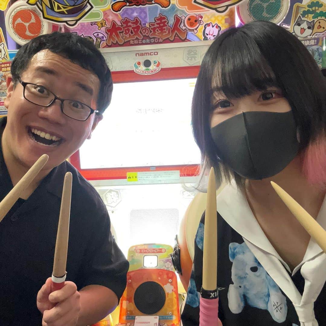 パーマ大佐のインスタグラム：「昨日は久々に 太鼓YouTuberひまわり？さんとお会いしました✨  配信しながら太鼓、楽しかったです☺️  自分のチャンネルではコラボ動画近々公開します！  #パーマ大佐  #ひまわり  #太鼓の達人」