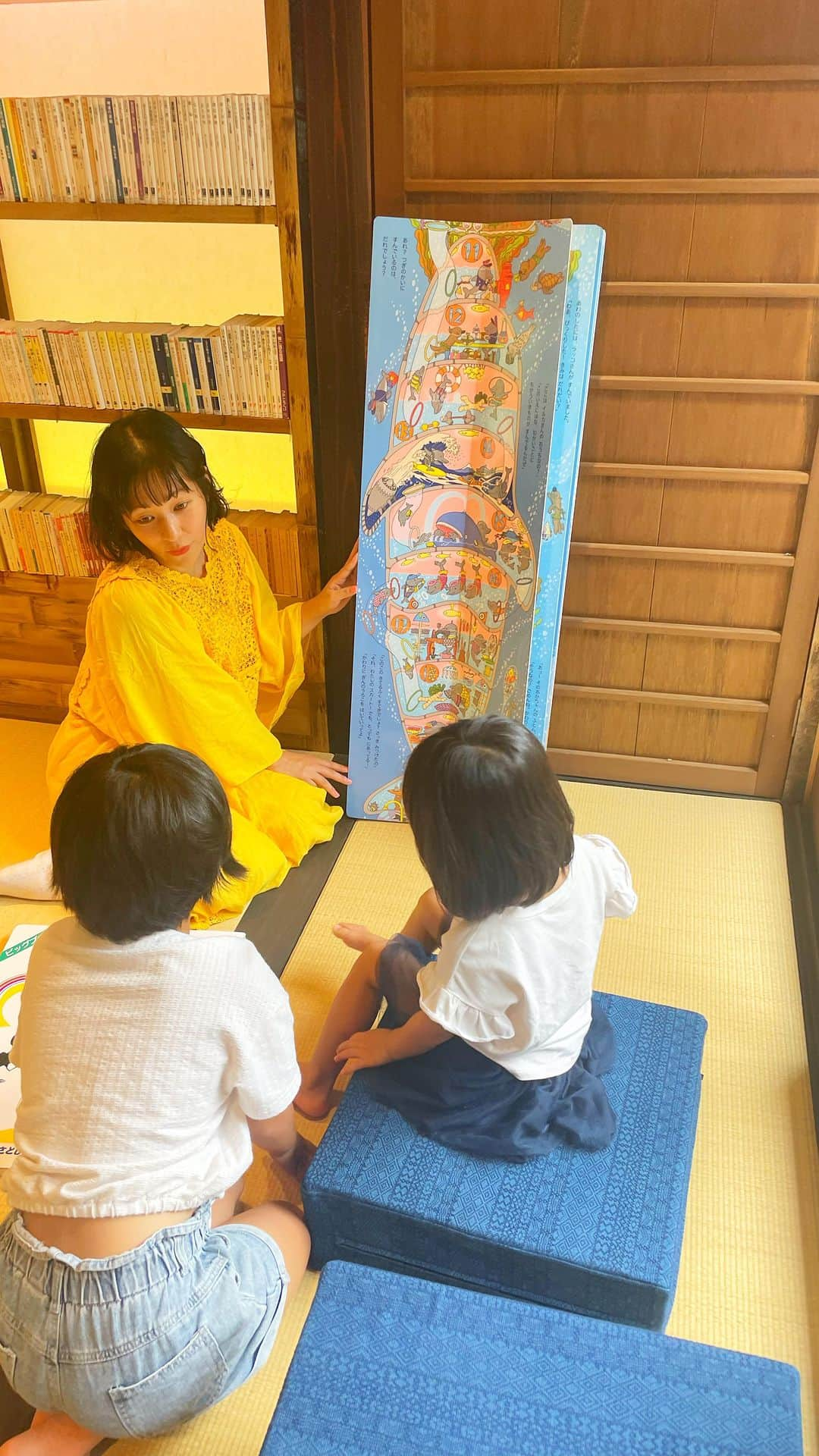 近藤夏子のインスタグラム：「大きな絵本の読み聞かせ📕✨ お気に入りすぎるほどお気に入りスポット @ginzan_cafe.library 🫶 島根県大田市が誇る世界遺産"石見銀山"がある大森の街並みの中に、最高に素敵な場所ができました💖 1人で行くのも、子どもたちと行くのも、友だちも行くのも、全部オススメ🥰 銀が取れてた洞窟をイメージして作られてる"えほんのどうくつ"には、普通の絵本だけじゃなくて、大きな絵本がたくさんあるから、それも見どころ❣️ いろんな著名人のオススメ本も並んでて面白いよ😘 ありがたいことに私のオススメ本も置いてもらってます📚  カフェスペースもあるし、テラスには水遊びできるスペースもある🫶 昔ながらの街並みをそのままに、進化していく我が街が自慢です💖  "石見銀山"が"いわみぎんざん"って世界中の人に読んでもらえる日が来るのが楽しみだ🙏✨ #島根県 #島根県大田市 #大田市 #石見銀山 #世界遺産」