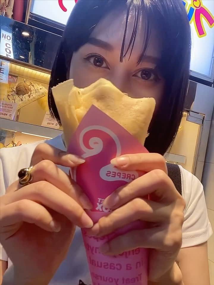 佐藤乃莉のインスタグラム：「キッズの時は生クリームが 苦手だったんだけどなーw 😋🍰🍭🍩🧁🍦🍮  Music→ FEMM Cover Album 「80s/90s J-POP REVIVAL」から 　　　　CANDY GIRL  @femm____   #sweet#猫tシャツ #harajukustyle #japan#クレープ #原宿」
