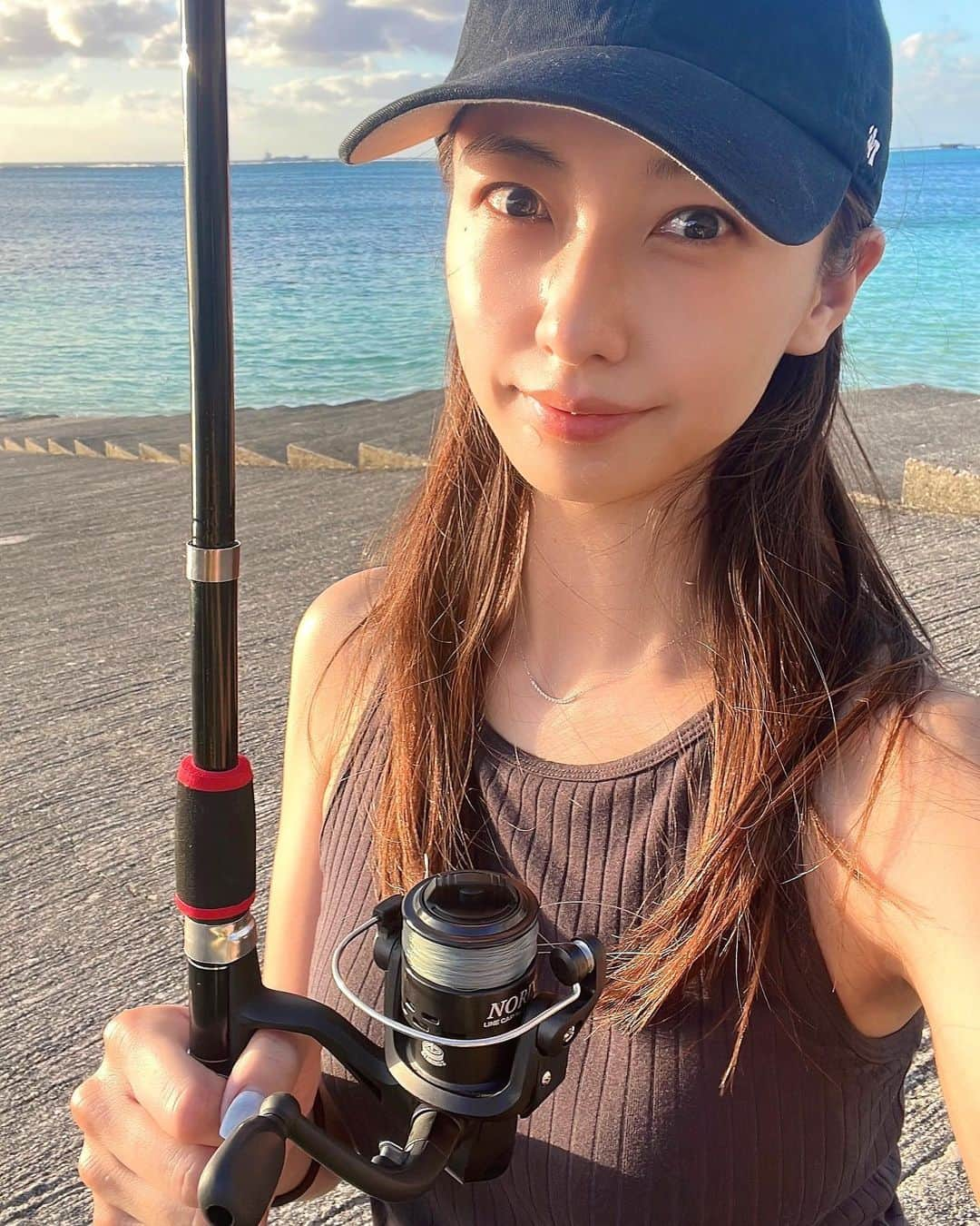 金田彩奈さんのインスタグラム写真 - (金田彩奈Instagram)「‪🎣‬  少し前の 初めてちゃんと釣りをした時の私🧏🏻‍♀️  なんかいまより黒い😟？笑  #バイク #バイク女子 #バイク乗り #バイクのある生活 #バイクのある風景 #バイク好き #バイクが好きだ #バイク好きな人と繋がりたい #バイク乗りと繋がりたい #バイク旅 #バイクツーリング #バイクライフ #バイクが好きだ #カブ #スーパーカブ #釣り女子 #釣りガール #cub #supercub #cb400 #gsxs1000gt #bike #bikelife #biker #bikegirl #motercycle #bikeweek #bikewear」8月22日 15時21分 - ayn120