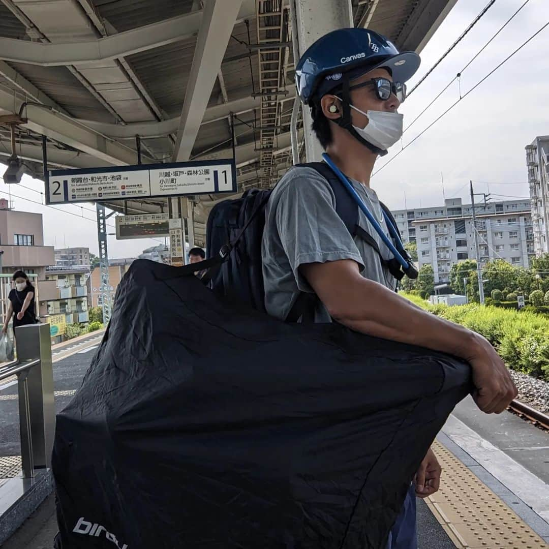 山下晃和のインスタグラム：「【BIKE】先日、念願の念願のKURU サンエスベースに行ってまいりました！  土日はイベント仕事や撮影が多くてなかなか休みが取れなかったのですが、この日は行きは輪行で、帰りは自走で （じつは自宅の近くで再度、輪行しましたが、トライしたくて）  KURUではBIG BOSS自らソフトクリームを作ってくださる贅沢なサイクリストの憩いの場となっております この日はチョコミントを  次から次へと自転車を持ったお客様が！  ハンドルやステムやベルなども展示してあって自由に試せます  KIRU サンエスベース 〒353-0001 埼玉県志木市上宗岡3-12-10 2F 土日のみ営業（詳しくはホームページで）  #自転車って電車に載せられるのよ #東京サンエス #sanesubase #輪行 #birdy @kuru_sbh #ソフトクリーム #坂井さん #上司さん #会えました #副都心線」