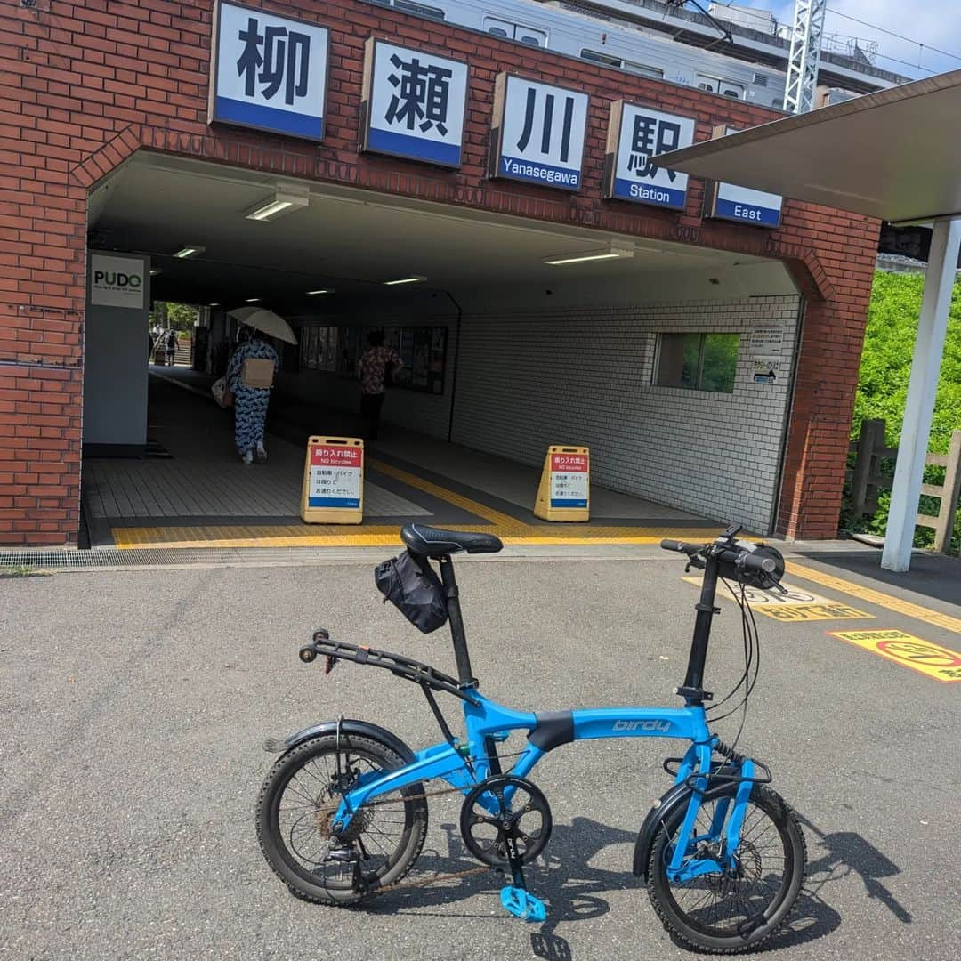 山下晃和さんのインスタグラム写真 - (山下晃和Instagram)「【BIKE】先日、念願の念願のKURU サンエスベースに行ってまいりました！  土日はイベント仕事や撮影が多くてなかなか休みが取れなかったのですが、この日は行きは輪行で、帰りは自走で （じつは自宅の近くで再度、輪行しましたが、トライしたくて）  KURUではBIG BOSS自らソフトクリームを作ってくださる贅沢なサイクリストの憩いの場となっております この日はチョコミントを  次から次へと自転車を持ったお客様が！  ハンドルやステムやベルなども展示してあって自由に試せます  KIRU サンエスベース 〒353-0001 埼玉県志木市上宗岡3-12-10 2F 土日のみ営業（詳しくはホームページで）  #自転車って電車に載せられるのよ #東京サンエス #sanesubase #輪行 #birdy @kuru_sbh #ソフトクリーム #坂井さん #上司さん #会えました #副都心線」8月22日 15時24分 - travel_akikazoo