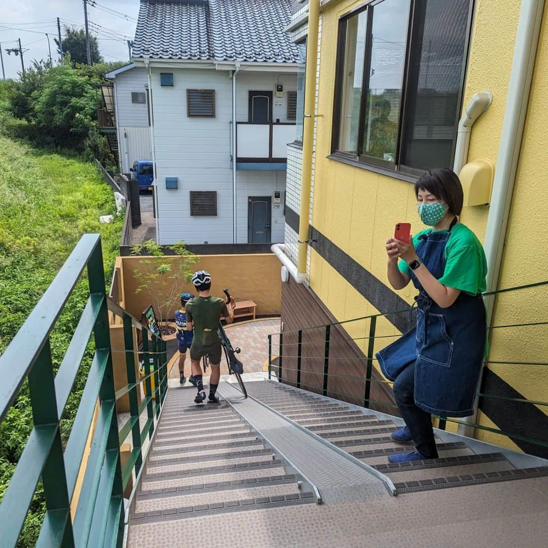 山下晃和さんのインスタグラム写真 - (山下晃和Instagram)「【BIKE】先日、念願の念願のKURU サンエスベースに行ってまいりました！  土日はイベント仕事や撮影が多くてなかなか休みが取れなかったのですが、この日は行きは輪行で、帰りは自走で （じつは自宅の近くで再度、輪行しましたが、トライしたくて）  KURUではBIG BOSS自らソフトクリームを作ってくださる贅沢なサイクリストの憩いの場となっております この日はチョコミントを  次から次へと自転車を持ったお客様が！  ハンドルやステムやベルなども展示してあって自由に試せます  KIRU サンエスベース 〒353-0001 埼玉県志木市上宗岡3-12-10 2F 土日のみ営業（詳しくはホームページで）  #自転車って電車に載せられるのよ #東京サンエス #sanesubase #輪行 #birdy @kuru_sbh #ソフトクリーム #坂井さん #上司さん #会えました #副都心線」8月22日 15時24分 - travel_akikazoo