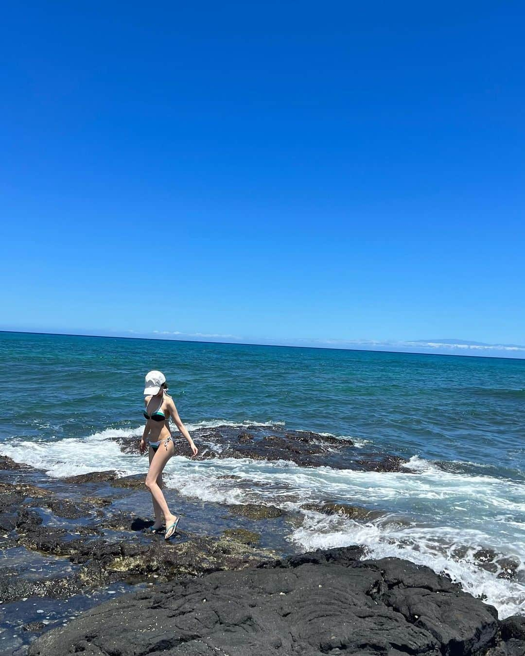 三好ユウさんのインスタグラム写真 - (三好ユウInstagram)「ハワイ島🏝️ The sea of Hawaii Island. ⁡ ⁡ コロナ禍やワクチンの影響でなんだかんだ 3年振り✈️久しぶりの方にも会えて嬉しい＾＾ ⁡  いつ来ても鮮明な青が綺麗🌊 ⁡  念願のコストコにも足を運んでみました。 ⁡最後の写真は犬の餌コーナー🐕 うちの子にはあまりにも量が多すぎる…（笑） ⁡ ⁡ ⁡  #ハワイ#ハワイ大好き#ハワイ島#ハワイの海#タビジョ#旅行好きな人と繋がりたい#リゾート#粉我#좋아요환영#좋아요그램#데일#hawaii#fourseasons #tabijo#tabinikki#trip#japanese #travel#swimwear」8月22日 19時00分 - yuu_5240