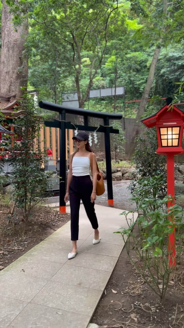 Mieのインスタグラム：「先日の日本旅で樹齢2000年の木にお会いし力をいただいてきました🙏  こちらの神社の全体的な創りが素晴らしいから勉強しにと連れてって貰いましたが、おしゃれという言い方をしていいのか分からないけど、計算された素晴らしいランドスケープに、モダンなコンクリートの道や装飾、すさまじいパワーを感じる樹木に感動🙏  #japan #hawaii #旅行 #旅 #樹齢  #2000年以上」